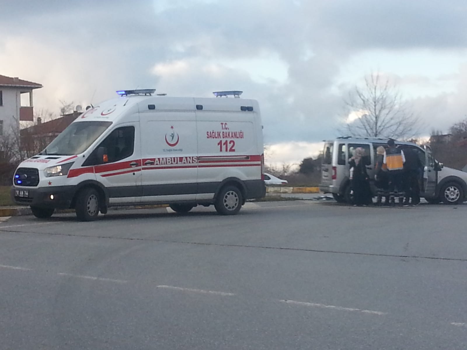 AKÇAKOCA DA TİCARİ ARAÇ VE OTOMOBİL ÇARPIŞTI 3 YARALI