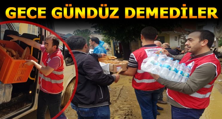 AFETE İLK ULAŞAN VE TAKTİR TOPLAYAN “AKÇAKOCA KIZILAY”
