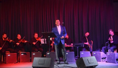 Ahmet Özhan Akçakoca da konser verdi