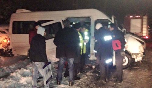 AKÇAKOCA YOLCU MİNİBÜSÜ ALAPLI'DA KAZA YAPTI ÜÇ YARALI VAR