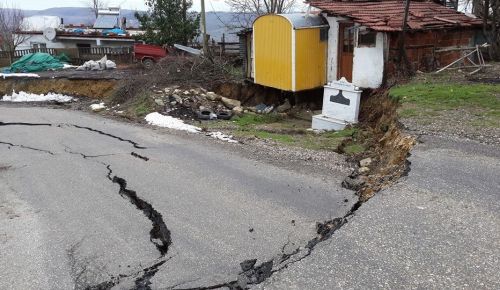 AKÇAKOCA’DA 7 KÖYE ULAŞIM SAĞLAYAN YOL ÇÖKTÜ