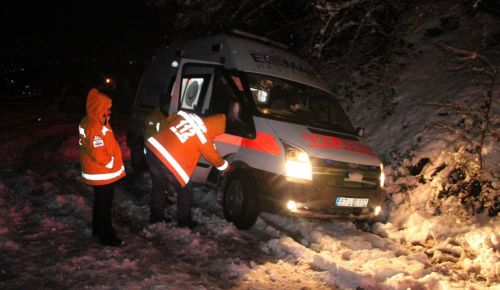 AMBULANS SU KANALINA DÜŞTÜ