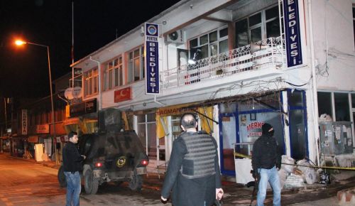  BELEDİYE VE AK PARTİ İLÇE TEŞKİLATINA MOLOTOFLU SALDIRI 