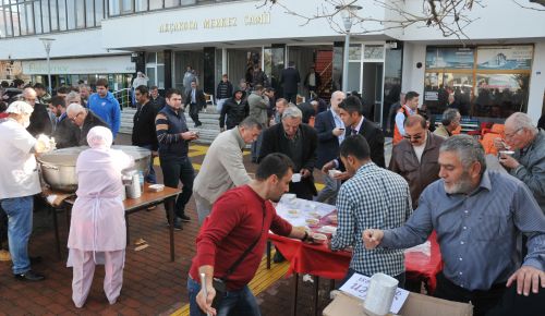  BİNLERCE KİŞİYE AŞURE İKRAMI YAPILDI