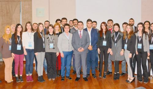  DUŞTA ŞARKI SÖYLEMEK SES TELLERİNE İYİ GELİYOR