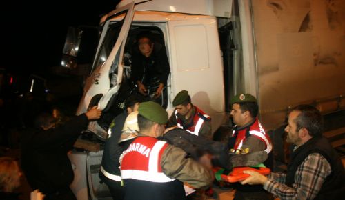 DÜZCE’DE TIR İLE KAMYON ÇARPIŞTI 2 KİŞİ YARALANDI