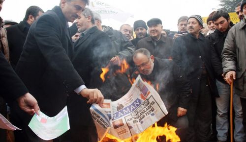 DÜZCE’DE VATANDAŞLAR GAZETELERİ YAKTI