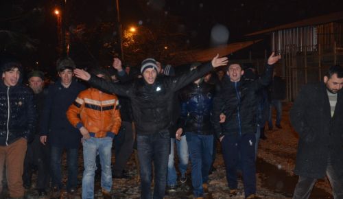 ÖFKELİ KALABALIK SEDAŞ’I BASTI