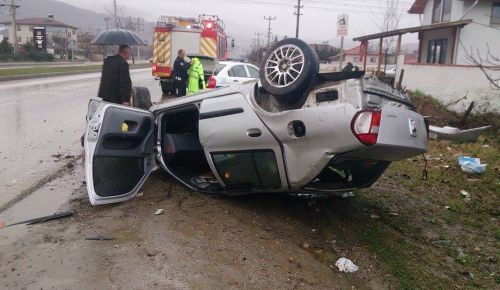 OTOMOBİL TAKLA ATARAK TERS DÖNDÜ