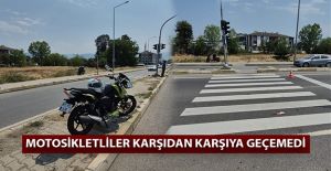 İKİ MOTOSİKLET YAYA GEÇİDİNDE ÇARPIŞTI, 2 YARALI